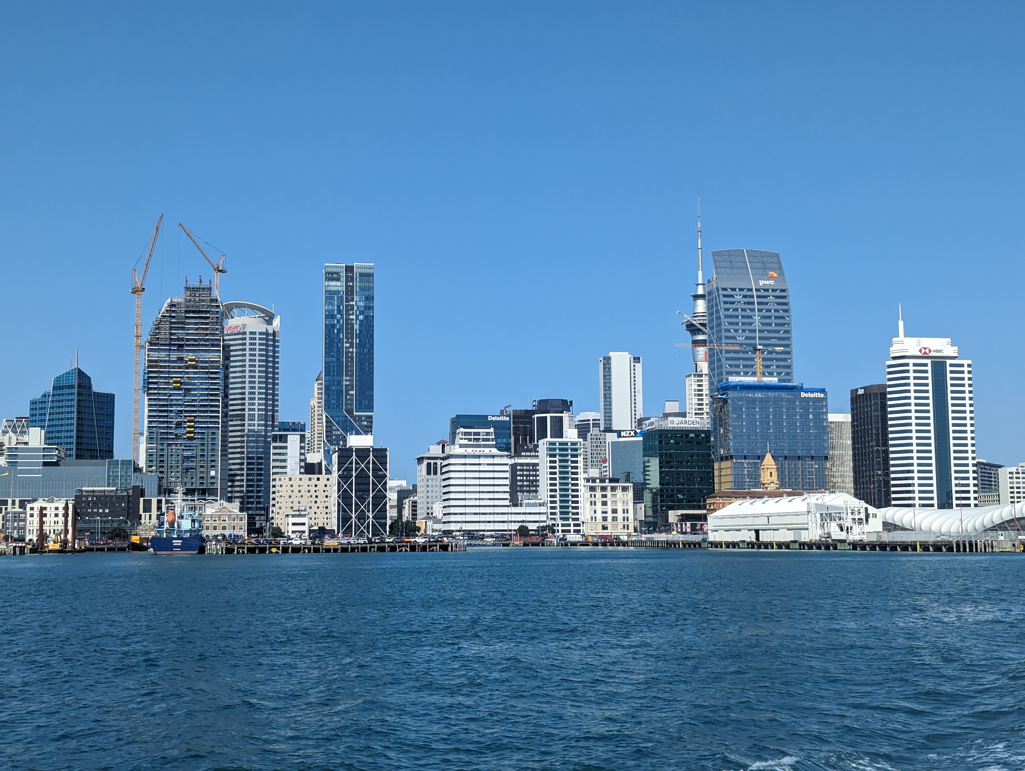Skyline und Hafen von Auckland